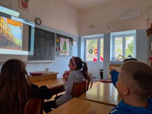 Sveti Niko školom  šeta, traži djecu svoju…