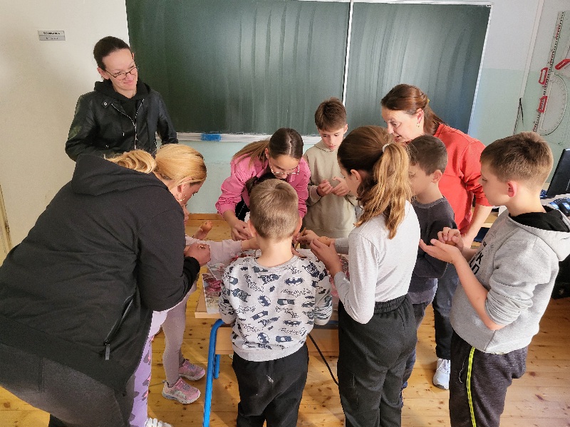 Održana radionica penganja jaja i pletenja palmi u našoj školi – 9.04.2025.